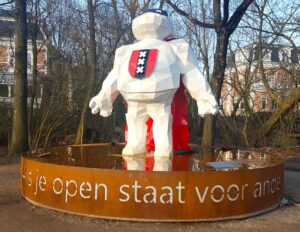 beeld in het Vondelpark: als je open staat voor anderen